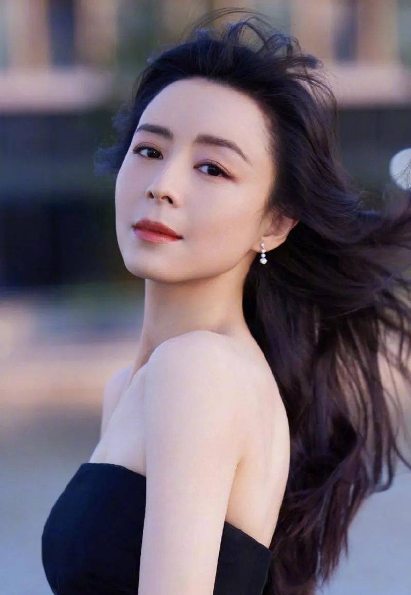 张静初带货翻车被47人起诉!甩锅售后太寒心,滤镜碎一地