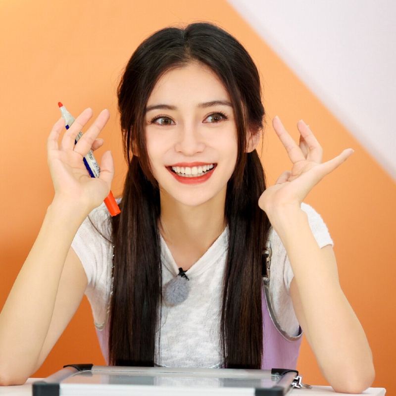 杨颖牙科看病黄晓明理疗养生，分开后境遇大不同？