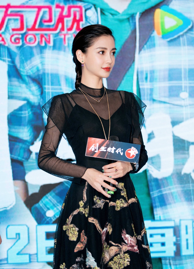 杨颖牙科看病黄晓明理疗养生，分开后境遇大不同？