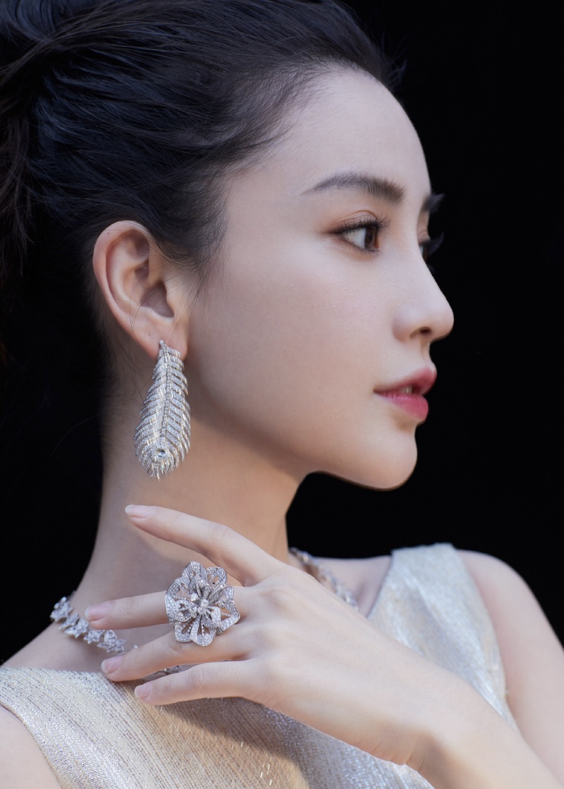 杨颖牙科看病黄晓明理疗养生，分开后境遇大不同？