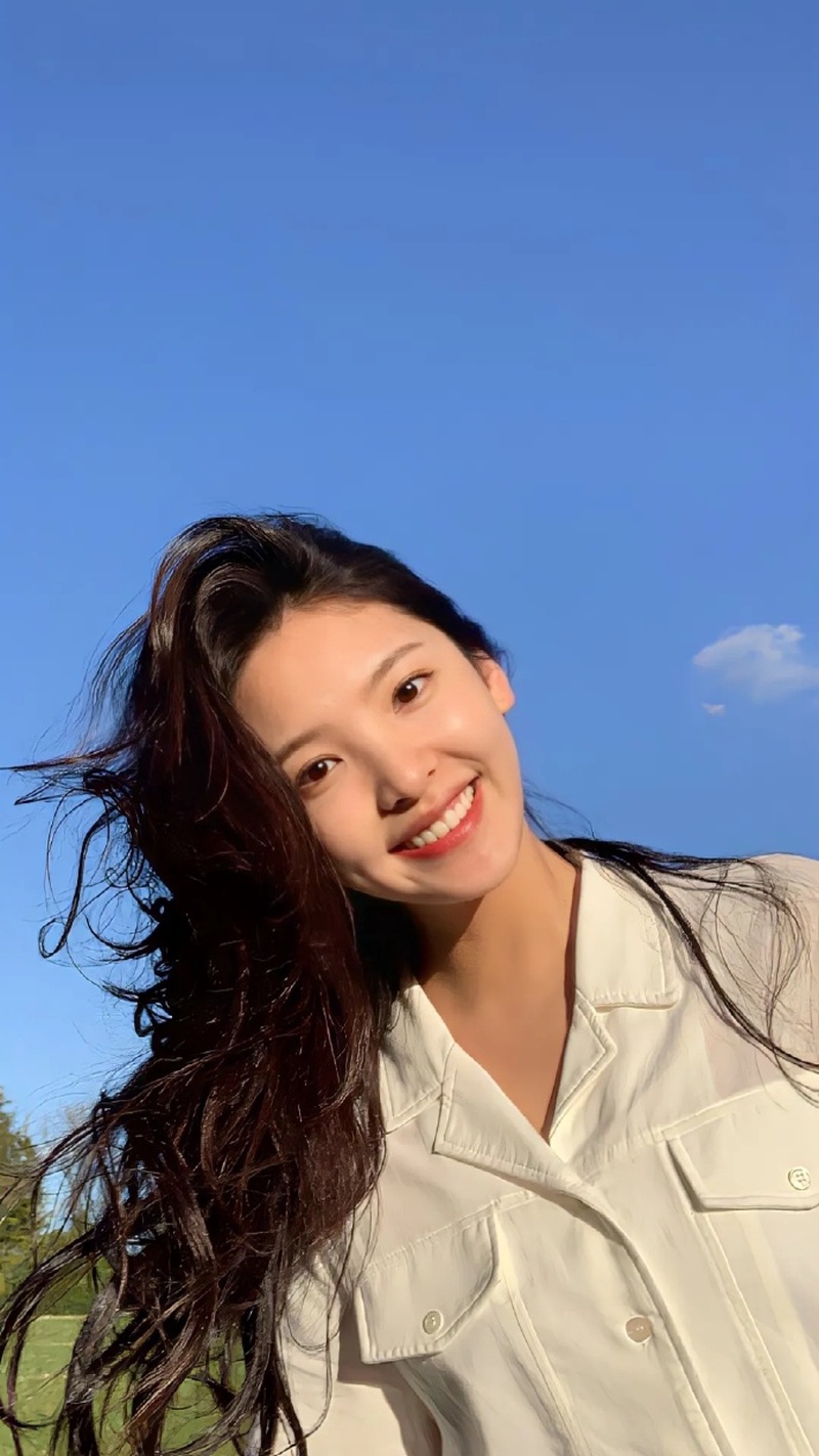章若楠鹅黄旗袍杀疯了!这东方美学直接把人看呆了好吗